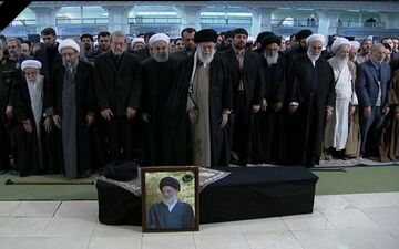  رهبر معظم انقلاب بر پیکر آیت الله شاهرودی نماز اقامه کردند