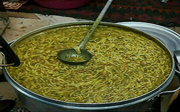 طبخ آش نذری 84 تنی در شیراز 