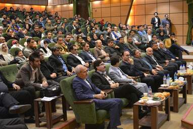 اهدای تندیس مهر حقوق بشر به علی دایی اسوره فوتبال ایران در کرمانشاه