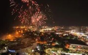 نورافشانی شب نخست جشنواره کیش ۰۵ در آسمان جزیره