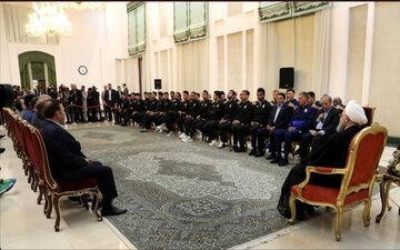 پیراهن شماره 12 تیم ملی به روحانی اهداشد