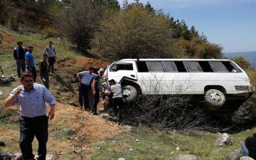 واژگونی خودرو حامل گردشگران عراقی؛ 11 نفر زخمی شدند!