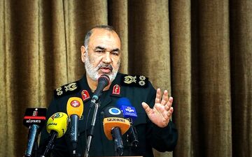  بازدید فرمانده سپاه پاسداران از نمایشگاه کتاب