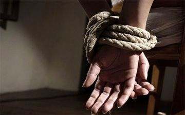 پایان گروگانگیری پسر تاجر معروف/ آدم ربایان 30 میلیارد تومان می‌خواستند/ پسرتاجر وسط بیابان داخل پتو بود!