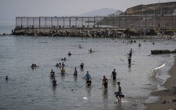مفقودی ۵۷ مهاجر مغربی در مرز اسپانیا؛ نگرانی‌ها در سئوتا بالا گرفت
