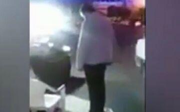 نماز خواندن دستفروش کنار بساطش +فیلم 