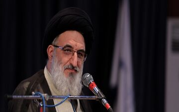 آیت الله حسینی همدانی: دشمن سعی دارد با ایجاد اختلاف، اربعین را به حاشیه براند