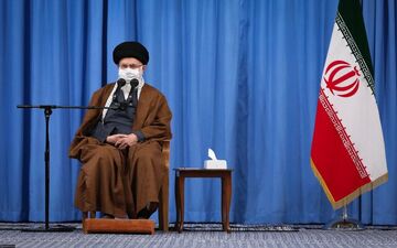آیت‌الله خامنه‌ای: باید حرمت رؤسای سه قوه و مسئولان کشور حفظ شود