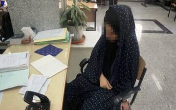 طنازی شیطانی زن جوان برای رانند‌گان سست اراد‌ه