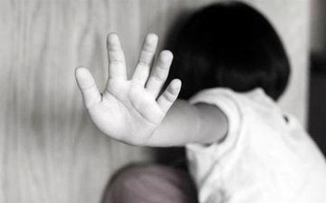 کودک آزاری بی‌رحمانه دختر 4 ساله به دست مادر و ناپدری اش