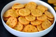 طرز تهیه کراکر بیسکویتی خانگی / میان‌وعده‌ای عالی برای پذیرایی