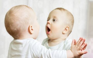 چرا بعضی کودکان دیر زبان باز می کنند؟