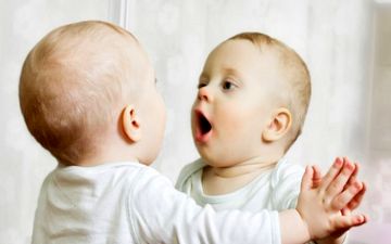 چرا بعضی کودکان دیر زبان باز می کنند؟