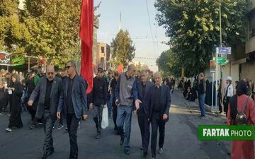 حضور یزدانی و مدیرکل دفتر شهردار در راهپیمایی از جاماندگان اربعین 