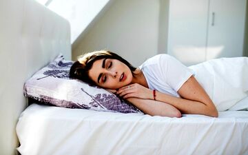 توصیه جدی به خانم‌ها | عواقب پاک نکردن آرایش در شب‌ها را جدی بگیرید