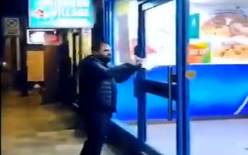 فیلم/ برخورد جالب یک فرد انگلیسی با مغازه هایی که قانون قرنطینه را نقض می‌کنند!