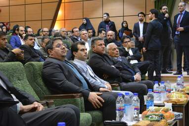 اهدای تندیس مهر حقوق بشر به علی دایی اسوره فوتبال ایران در کرمانشاه