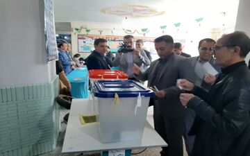 دادستان چرداول رأی خود را به صندوق انداخت‌