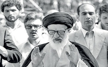 لحظاتی از اولین نمازجمعه پس از انقلاب به امامت آیت‌الله طالقانی