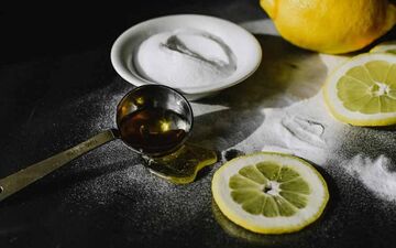 آشنایی با فواید جوش شیرین برای پوست سر و مو