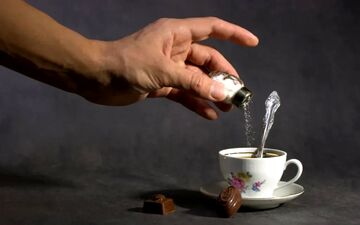 افزودن نمک به قهوه، ترندی که می‌تواند خطرناک باشد