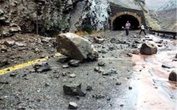 سقوط سنگ در جاده چالوس جان یک نفر را گرفت 