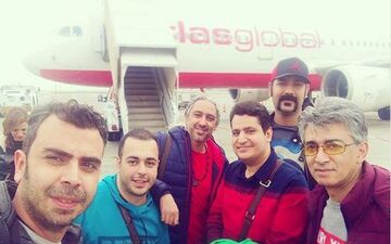 سلفی مازیار فلاحی و دوستانش در فرودگاه قبرس (عکس)