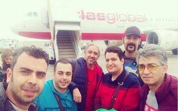 سلفی مازیار فلاحی و دوستانش در فرودگاه قبرس (عکس)