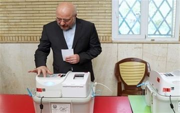 قالیباف رای خود را ثبت کرد

