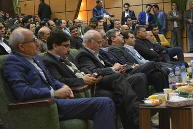 اهدای تندیس مهر حقوق بشر به علی دایی اسوره فوتبال ایران در کرمانشاه