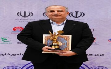 مدیرعامل پتروشیمی فن‌آوران، تندیس زرین چهره‌های صنعت و اقتصاد را دریافت کرد