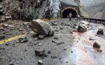 مصدومیت ۲ نفر بر اثر سقوط سنگ کندوان