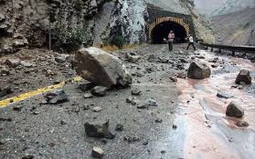مصدومیت ۲ نفر بر اثر سقوط سنگ کندوان