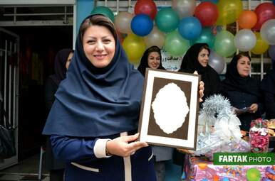 پاسداشت روزمعلم در دبستان غیر انتفاعی مفید و تجلیل از دانش‌آموزان برتر  ناحیه سه کرمانشاه 