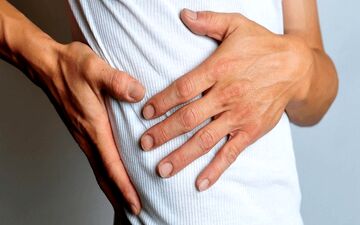 درد مبهم در قفسه سینه راست؛ زنگ خطر کدام بیماری‌هاست؟
