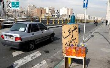 بازار سیاه بنزین در جاده‌های شمال / خرید و فروش علنی با قیمت‌های چند برابری !