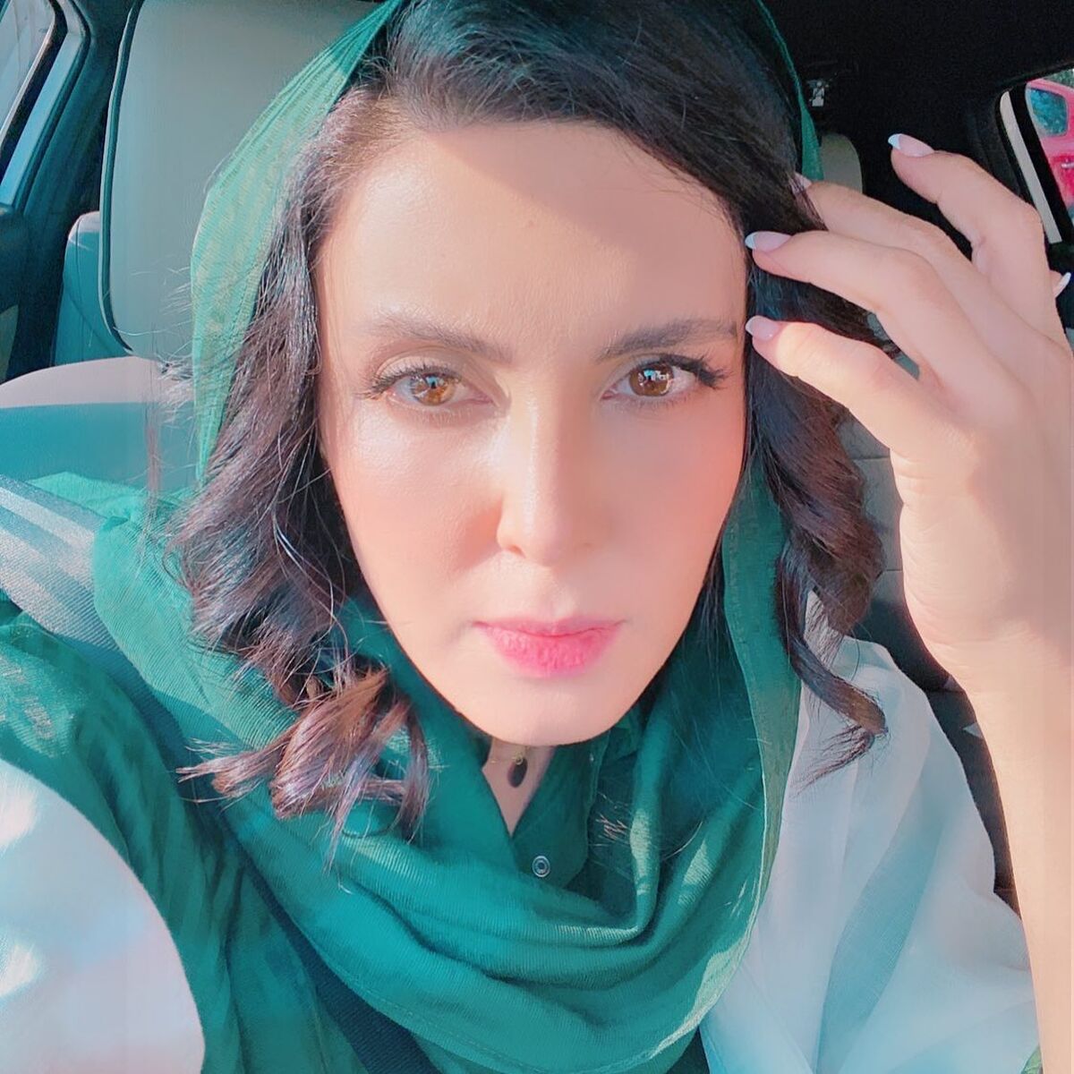 بغل کردن مرد غریبه در مراسم عروسی توسط لیلا بلوکات