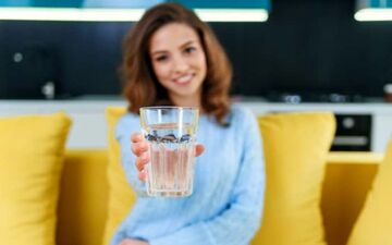 ایستاده آب نخورید،عوارض خطرناکی دارد!
