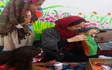  آموزش صنایع‌دستی و کاردستی دختران و پسران روستای تپانی دشت‌ذهاب به روایت تصویر