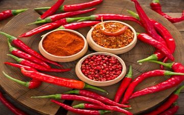 چگونه خوردن غذای تند بر سلامت دستگاه هاضمه تأثیر می‌گذارد؟