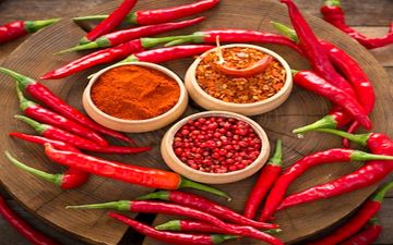 چگونه خوردن غذای تند بر سلامت دستگاه هاضمه تأثیر می‌گذارد؟