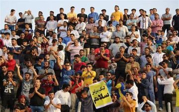 درگیری لفظی بین هواداران ۲ تیم و اعتراض تماشاگران پارس به لک 