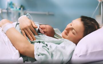 حضور همسر هنگام زایمان؛ حمایت یا دردسر؟