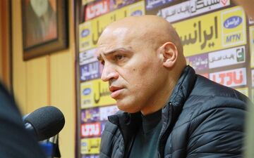 منصوریان: ۱۴هفته است بازیکنان نفت پول نگرفته‌اند/ برخی مسئولان آبادانی بعد از بردها با تیم عکس می‌گیرند 