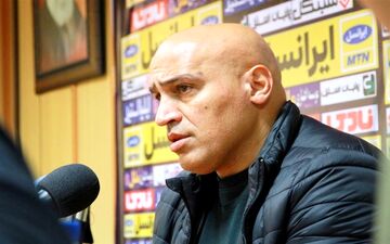 منصوریان: ۱۴هفته است بازیکنان نفت پول نگرفته‌اند/ برخی مسئولان آبادانی بعد از بردها با تیم عکس می‌گیرند 