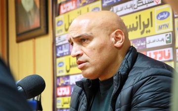 منصوریان: ۱۴هفته است بازیکنان نفت پول نگرفته‌اند/ برخی مسئولان آبادانی بعد از بردها با تیم عکس می‌گیرند 