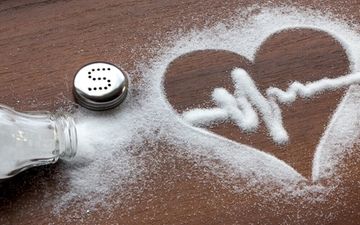 در غذا به جای نمک از این مواد استفاده کنید 