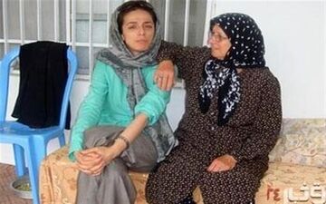 حضور مادر مسیح علی نژاد در راهپیمایی ۲۲ بهمن