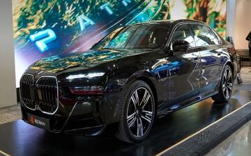 بی ام و 735 در نمایشگاه خودروی تهران رونمایی شد؛ سدان لوکس 735i با M Sport