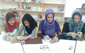 آموزش صنایع دستی بومی و محلی برای اعضای نوجوان در مرکز کوزران